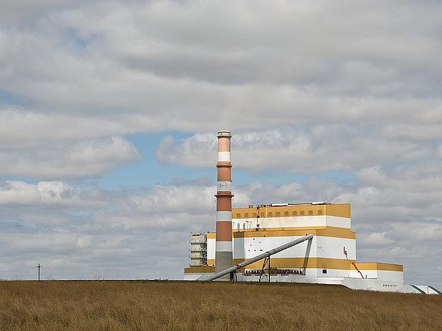 Kohlekraftwerke wie das in Popular River, Saskatchewan, Kanada werden ab 2030 stillgelegt oder umgerüstet. (Foto: <a href="https://commons.wikimedia.org/wiki/File%3APoplar_River_Power_Station.jpg" target="_blank">Brian / wikimedia.org</a>, <a href="https