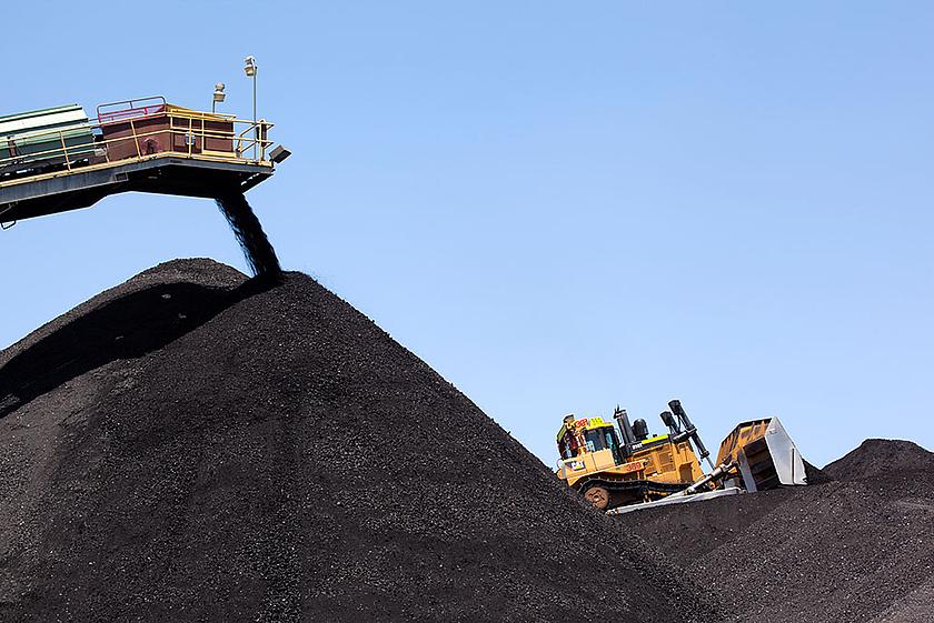 Im vergangenen Jahr machte Peabody 1,8 Milliarden US-Dollar Verlust. Die sinkenden Preise für Kohle macht der gesamten Branche zu schaffen. (Foto: Peabody Energy Inc., CC BY 3.0, https://commons.wikimedia.org/wiki/File:Coal_Stockpiles_at_Kayenta_Mine.png