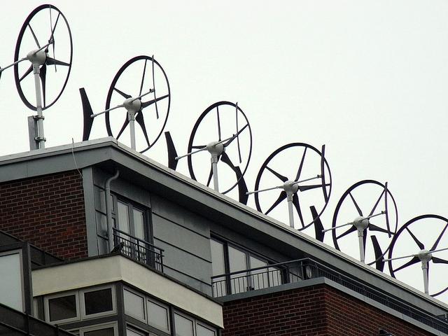 Mini-Windräder auf einem Hausdach