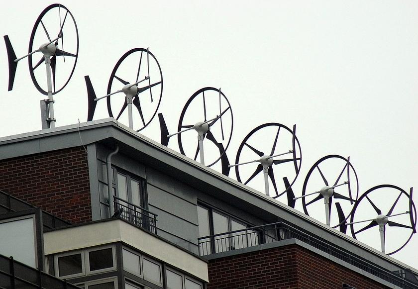 Mini-Windräder auf einem Hausdach