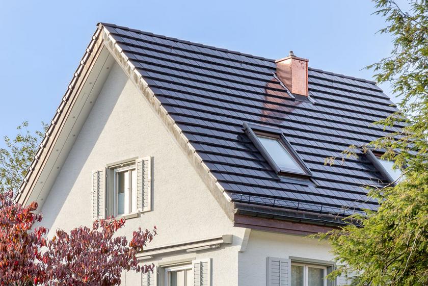 Einfamilienhaus mit solaren Dachziegeln gedeckt