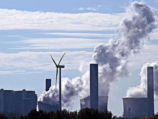 Kohlekraftwerk und Windenergie-Anlagen