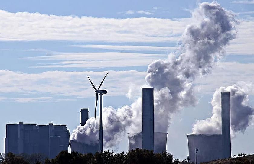 Kohlekraftwerk und Windenergie-Anlagen