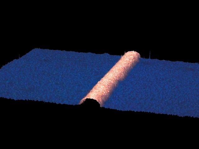 Mikroskopfaufnahme blaue Zellfläche mit halbrunder kupferfarbener Bahn