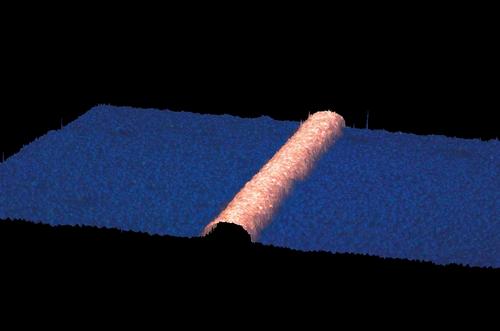 Mikroskopfaufnahme blaue Zellfläche mit halbrunder kupferfarbener Bahn