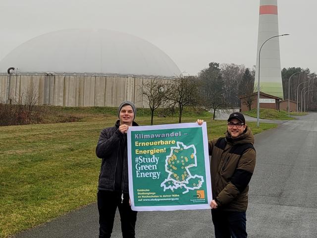 Zwei Studenten der FH Münster halten Plakat mit Aufschrift: StudyGreenEnergy