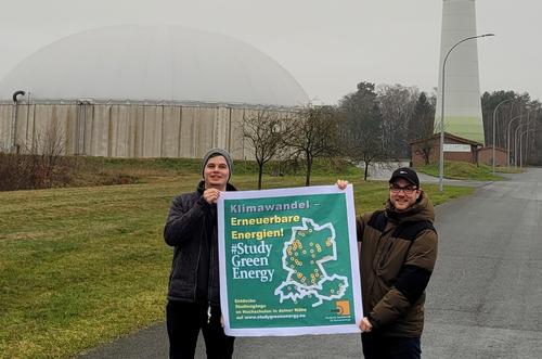 Zwei Studenten der FH Münster halten Plakat mit Aufschrift: StudyGreenEnergy
