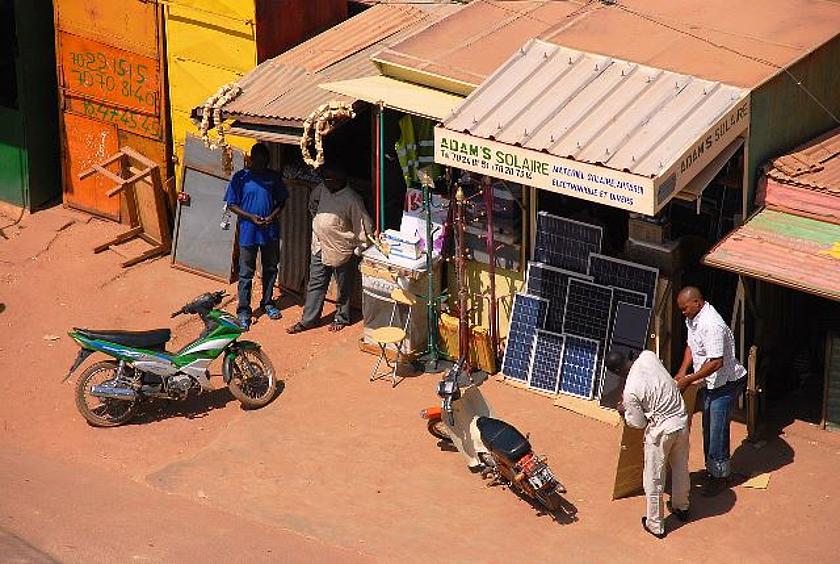Ouagadougou shop, Verkauf u. a. von Solarpanels. (Foto: © Wegmann / Wikimedia.Commons CC BY-SA 3.0)