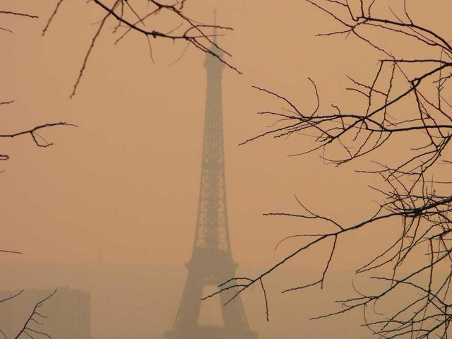 Pariser Eifelturm im orange gefärbtem Dunst