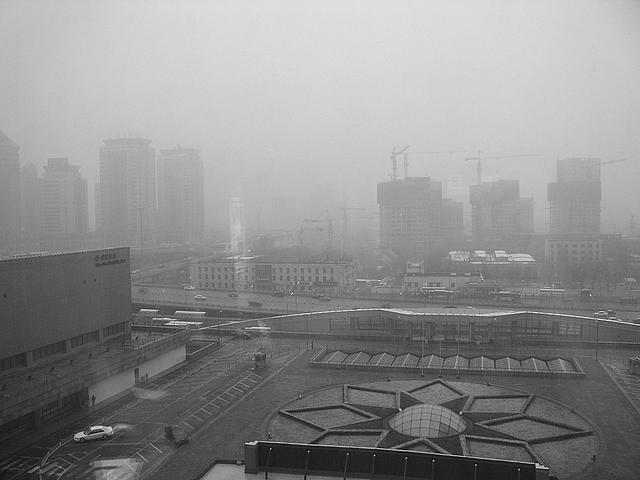 Schwerer Smog in der chinesischen Hauptstadt Peking, die zusammen mit drei weiteren Städten ab 2020 zu einer komplett kohlefreien Zone werden soll. (Foto: <a href="https://www.flickr.com/photos/pagedooley/386198516/" target="_blank">Kevin Dooley / flickr.com</a>, <a href="https://creativecommons.org/licenses/by/2.0/" target="_blank">CC BY 2.0</a>)