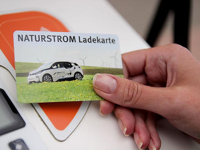 An über 100 öffentlichen Ladestationen deutschlandweit können Fahrer von E-Autos sauberen Ökostrom von NATURSTROM tanken. Die passende Ladekarte und eine Übersicht über die Standorte der Stationen hat der Ökostrompionier nun veröffentlicht. (Foto: