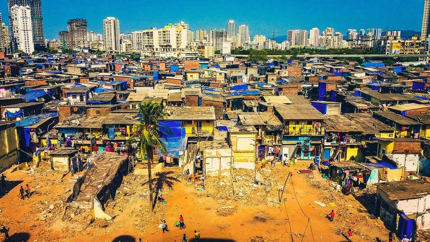 Blick auf die Stadt Mumbai mit Slum