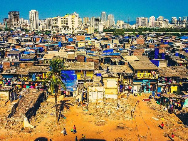 Blick auf die Stadt Mumbai mit Slum