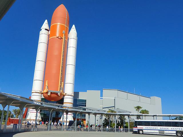 Foto: Eingang des Besucherzentrum für Raumfahrt in Florida, mit einer maßstabsgetreuen Kopie einer Trägerrakete. 