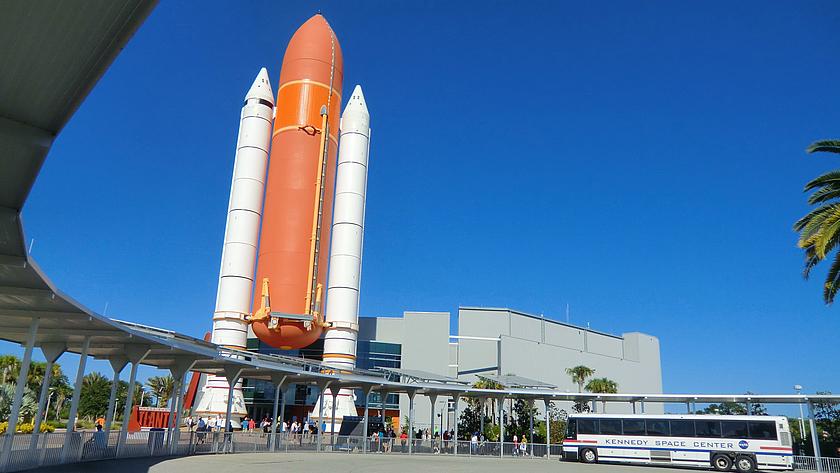 Foto: Eingang des Besucherzentrum für Raumfahrt in Florida, mit einer maßstabsgetreuen Kopie einer Trägerrakete. 