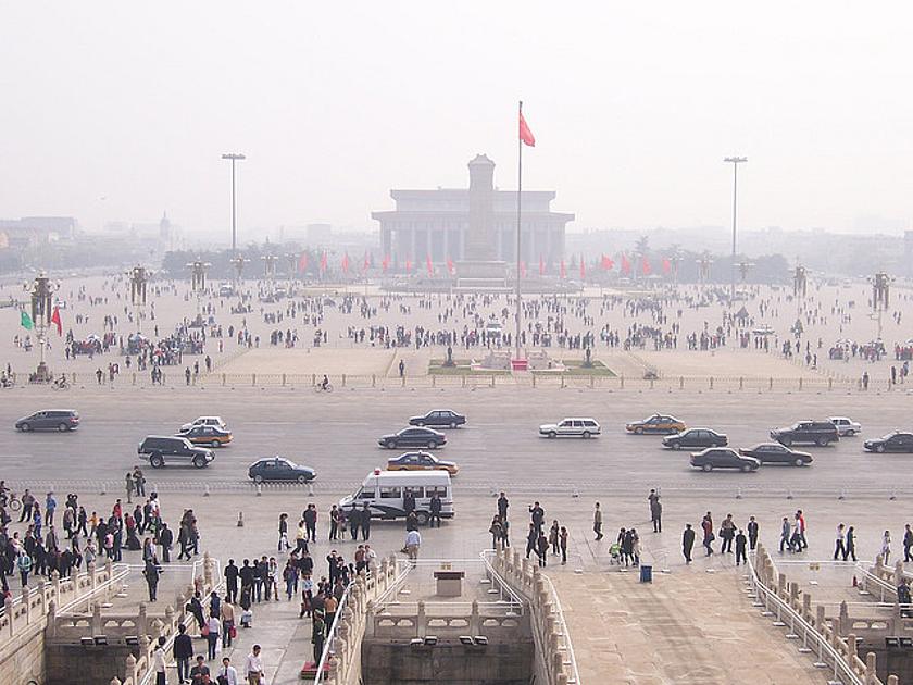 Dichter Smog am Tian'anmen-Platz in Beijing (Foto: © McKay Savage, flickr.com, CC BY 2.0).