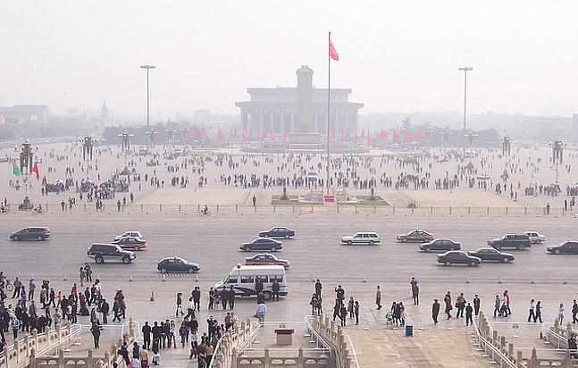 Dichter Smog am Tian'anmen-Platz in Beijing (Foto: © McKay Savage, flickr.com, CC BY 2.0).