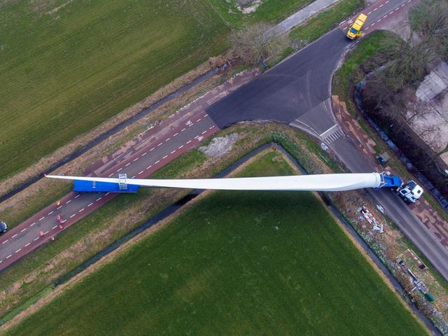 Luftaufnahme Rotorblatt-Transport in einer Kurve