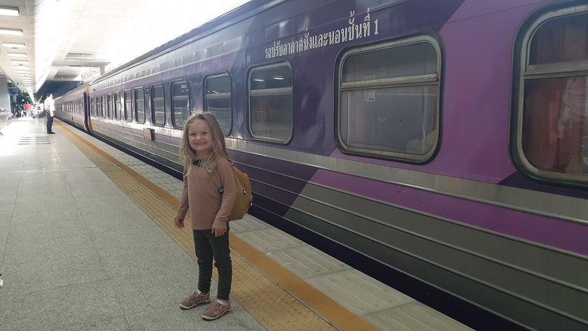 Ein Kind an einem Bahnsteig, vor einem Zug