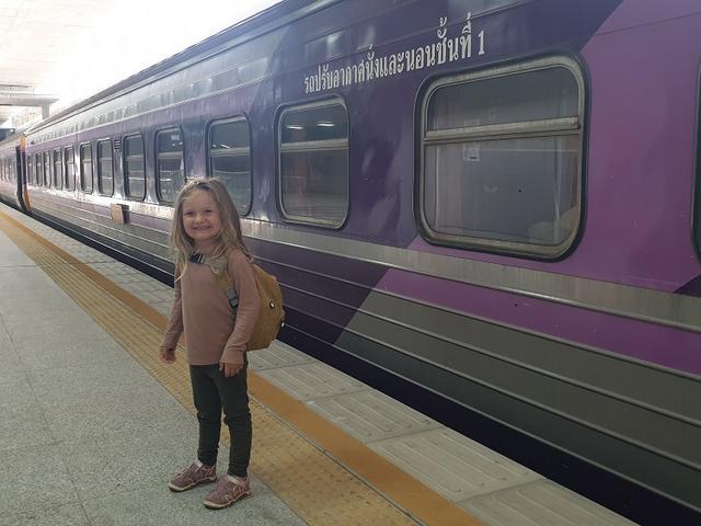Ein Kind an einem Bahnsteig, vor einem Zug
