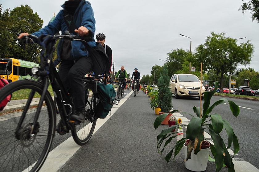 Fahrradfahrer demonstrieren in Dresden für geschützte Radwege.