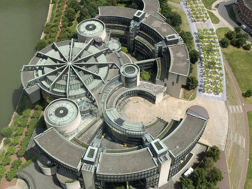 Luftaufnahme eines Gebäudes, dass sich aus vielen rundlichen Teilen zusammensetzt