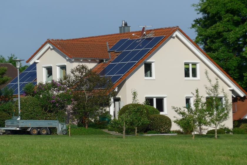 Kleine Photovoltaikanlage auf Hausdach