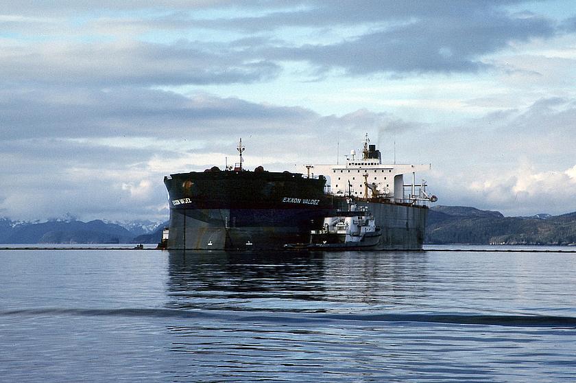 Selbst wenn nur 20 Prozent der Ladung der „Sanchi“ ins Meer gelangt seien, entspräche dies der ausgelaufenen Menge, die bei der Öltanker-Katastrophe der „Exxon Valdez“ 1989 vor Alaska ausgelaufen sei, sagte Katastrophen-Experte Steiner. (Foto: © <a href="https://commons.wikimedia.org/wiki/File:Exxon_Valdez_Oil_Spill_(13266806523).jpg">Wikimedia Commons / NOAA's National Ocean Service</a>, <a href="https://creativecommons.org/licenses/by/2.0/deed.en" target="_blank">CC BY 2.0</a>)