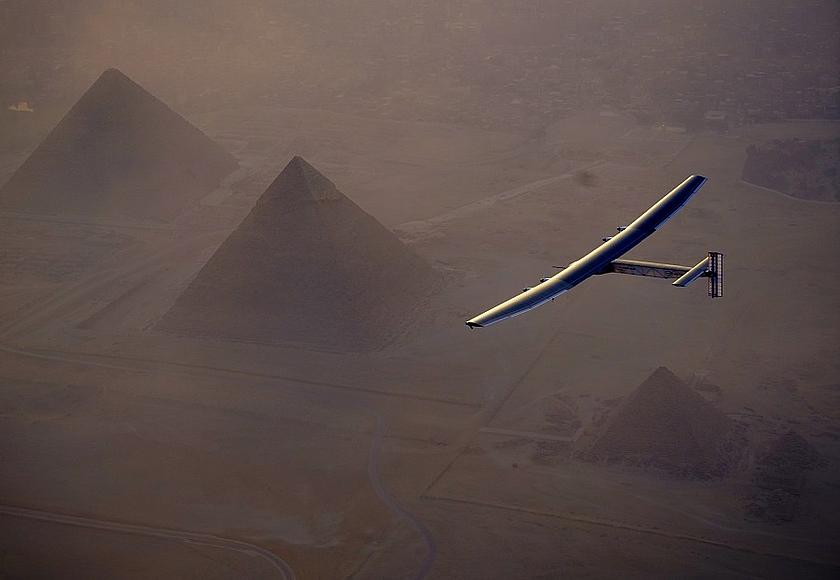 „Solar Impulse 2“ bei der Landung in Kairo. Nun muss der Pilot Bertrand Piccard noch die letzte Etappe nach Abu Dhabi bewältigen und die Weltumrundung ist geschafft. (Foto: © Solar Impulse)