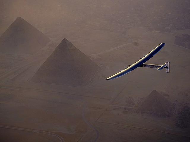 „Solar Impulse 2“ bei der Landung in Kairo. Nun muss der Pilot Bertrand Piccard noch die letzte Etappe nach Abu Dhabi bewältigen und die Weltumrundung ist geschafft. (Foto: © Solar Impulse)