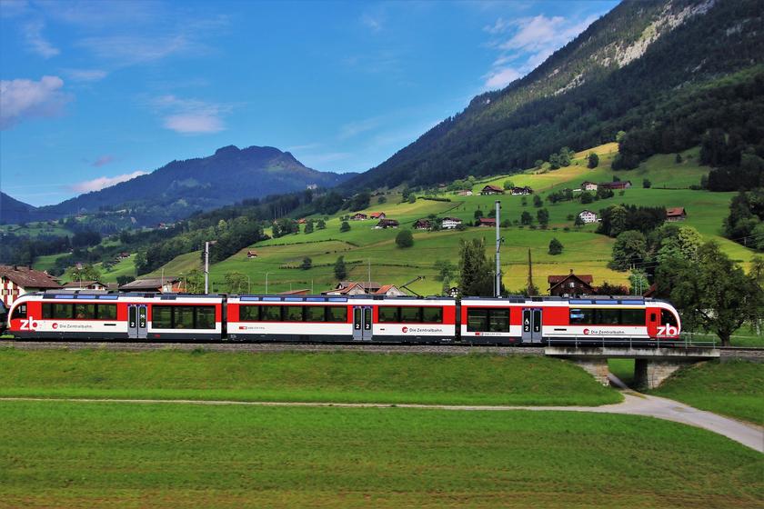 Schweizer Zentralbahn in Gebirgslandschaft