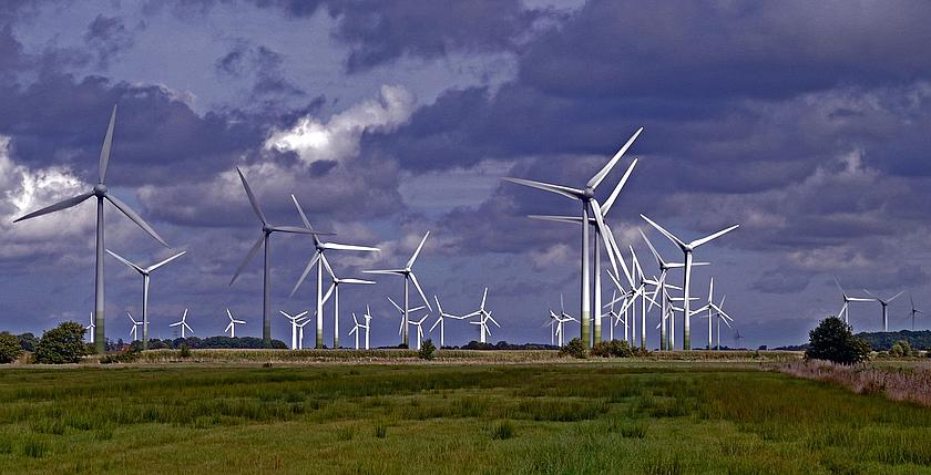 Deutsche Windkraftanlagen erreichten am vergangenen Samstag um 19 Uhr abends eine Rekorderzeugung von insgesamt 39.231 Megawattstunden (MWh). (Foto: <a href="https://pixabay.com/de/windpark-windkraftanlagen-windr%C3%A4der-1279726/" target="_blank">hpgruesen / pixabay.com</a>, CC0 Creative Commons)