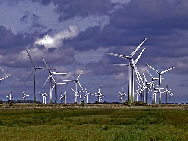 Deutsche Windkraftanlagen erreichten am vergangenen Samstag um 19 Uhr abends eine Rekorderzeugung von insgesamt 39.231 Megawattstunden (MWh). (Foto: <a href="https://pixabay.com/de/windpark-windkraftanlagen-windr%C3%A4der-1279726/" target="_blank">hpgruesen / pixabay.com</a>, CC0 Creative Commons)