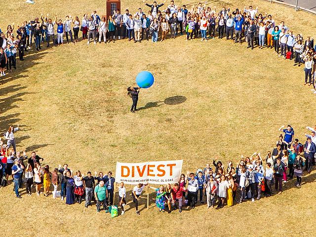 Teilnehmer der Aktion Fossil Free Berlin im Juni 2018 rufen die deutsche Bundesregierung zum Divestment auf
