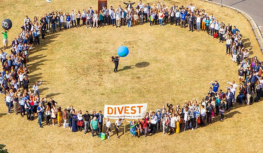 Teilnehmer der Aktion Fossil Free Berlin im Juni 2018 rufen die deutsche Bundesregierung zum Divestment auf