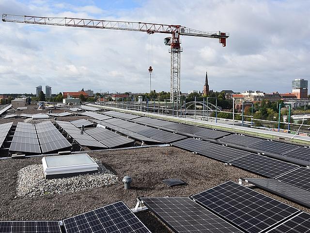 Photovoltaikanlagen auf einem Berliner Mietshaus
