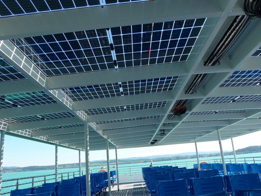 Blick auf Solardach und Sitzbänke eines Elektro-Schiffes auf dem Bodensee