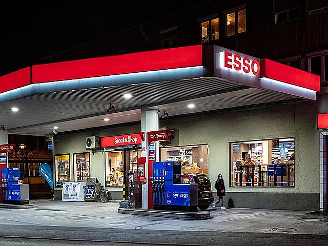 Eine Esso Tankstelle in Tübungen bei Nacht.