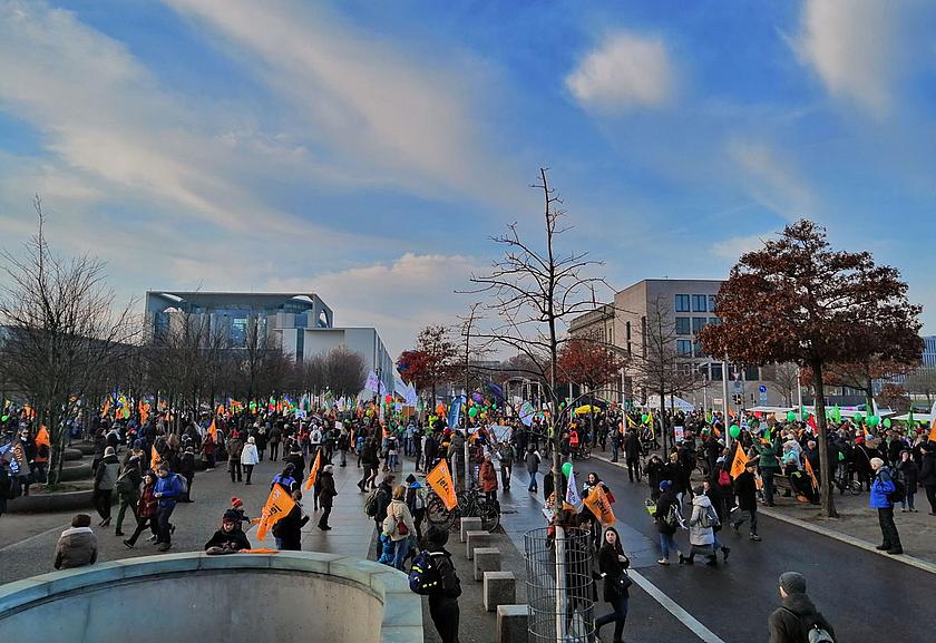 Zehntausende demonstrierten am Samstag in Berlin und Köln für mehr Klimaschutz.