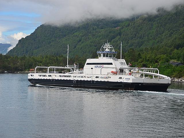 Die Elektrofähre Ampere auf dem Sognefjord unweit vom Hafen in Lavik. (Foto: <a href="https://commons.wikimedia.org/wiki/File:Ferry_Ampere_Sognefjord.jpg" target="_blank">Wikimalte / Wikimedia.org</a>, <a href="https://creativecommons.org/licenses/by-sa/4.0/deed.en" target="_blank">CC BY-SA 4.0</a>)
