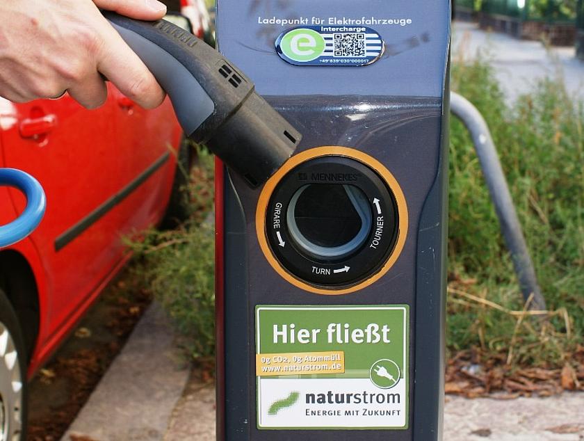 Egal wo man sein Elektroauto lädt, etwa wie hier an der Straßenlaterne in Berlin: E-Mobilität macht nur Sinn wenn echter Ökostrom fließt. Es gibt allerdings viel zu wenige Ladesäulen. (Foto: NATURSTROM AG)