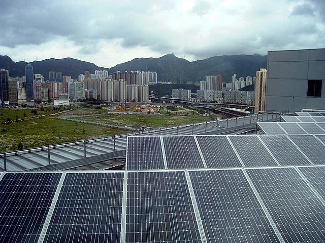 Bis 2020 will China 138 Milliarden Euro allein in die Solarenergie investieren. (Foto: © <a href="https://commons.wikimedia.org/wiki/File:Electrical_and_Mechanical_Services_Department_Headquarters_Photovoltaics.jpg">WiNG</a>, <a href="https://creativecom