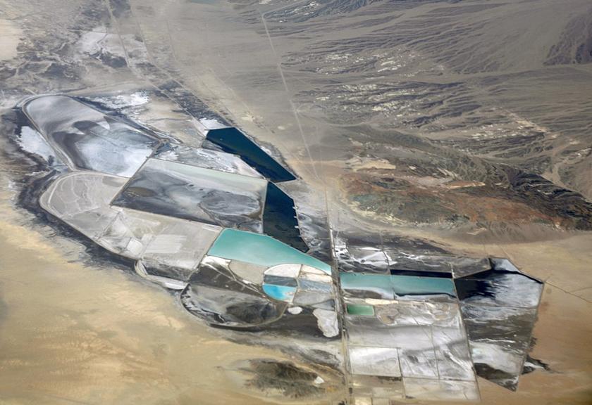 Die Chemetall Foote Lithium Operation in Clayton Valley, einem trockenen Seebett in Esmeralda County, Nevada, östlich von Silver Peak, einer winzigen Stadt, in der seit etwa 150 Jahren verschiedene Arten von Bergbau betrieben werden.