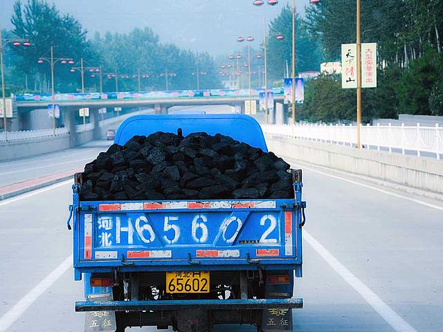 In vielen chinesischen Großstädten ist die Luftverschmutzung durch Kohlekraftwerke und den Verkehr lebensbedrohlich. Nun versucht die Hauptstadt Peking gegenzusteuern und will ab 2020 alle Kohlekraftwerke in der Stadt verbieten. (Foto: Han Jun Zeng, fli