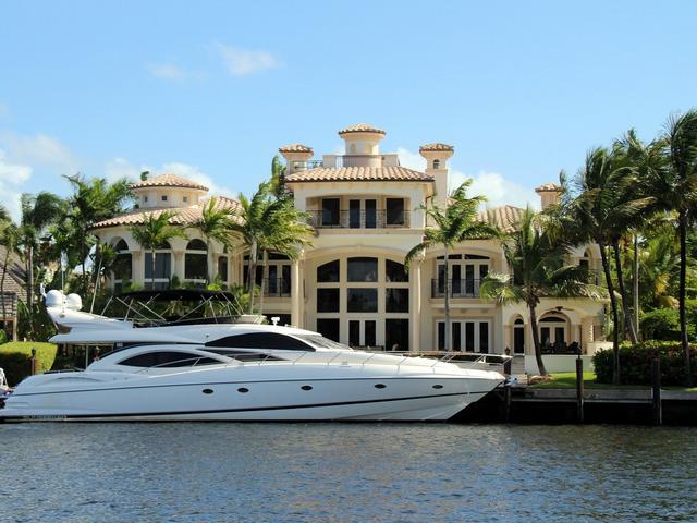 Yacht mit Villa