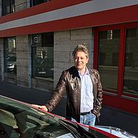 Michael Richter im ersten Wiener Bezirk mit seinem elektrisch fahrenden Nissan Leaf. (© Niels H. Petersen)