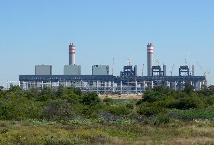 Über 90 Prozent des südafrikanischen Stroms wird in Kohlekraftwerken erzeugt, das Land gilt als fünftgrößter Kohleproduzent und gleichzeitig als sechstgrößter Konsument. (Foto: JMK, CC BY-SA 3.0, https://commons.wikimedia.org/wiki/File:Medupikragst