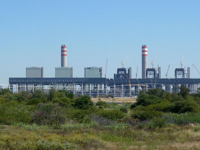 Über 90 Prozent des südafrikanischen Stroms wird in Kohlekraftwerken erzeugt, das Land gilt als fünftgrößter Kohleproduzent und gleichzeitig als sechstgrößter Konsument. (Foto: JMK, CC BY-SA 3.0, https://commons.wikimedia.org/wiki/File:Medupikragst