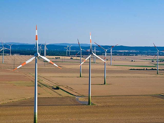 Windparks wie dieser in Niedersachsen  zwischen Braunschweig und Hildesheim könnten Regelenergie zur Stabilisierung des Stromnetzes bereitstellen. Die Übertragungsnetzbetreiber haben dafür die Rahmenbedingungen festgelegt, nun beginnt eine Pilotphase. 