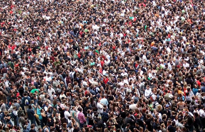 Bild an Masse von Menschen, von oben aufgenommen.